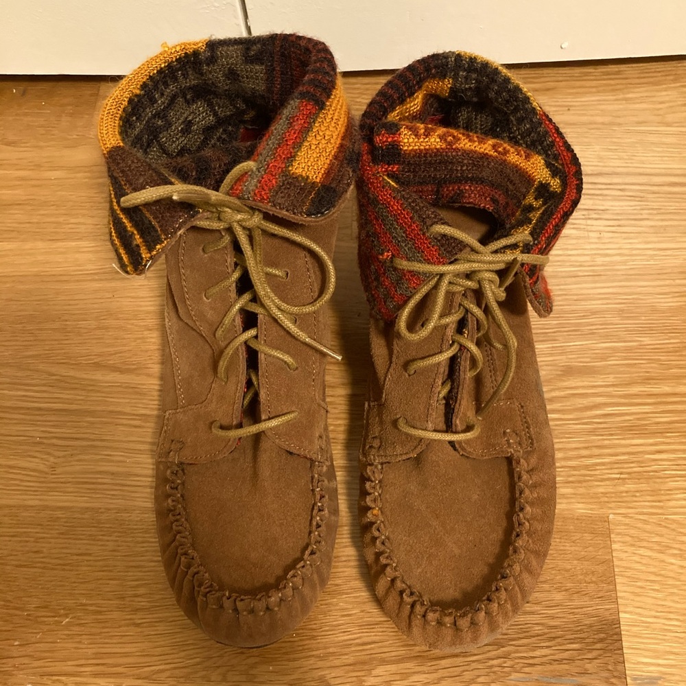 Pre owned women’s versatile mocassins with boho trim